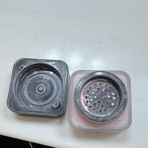 HUDA BEAUTY Black Compact - Picture 4 of 4